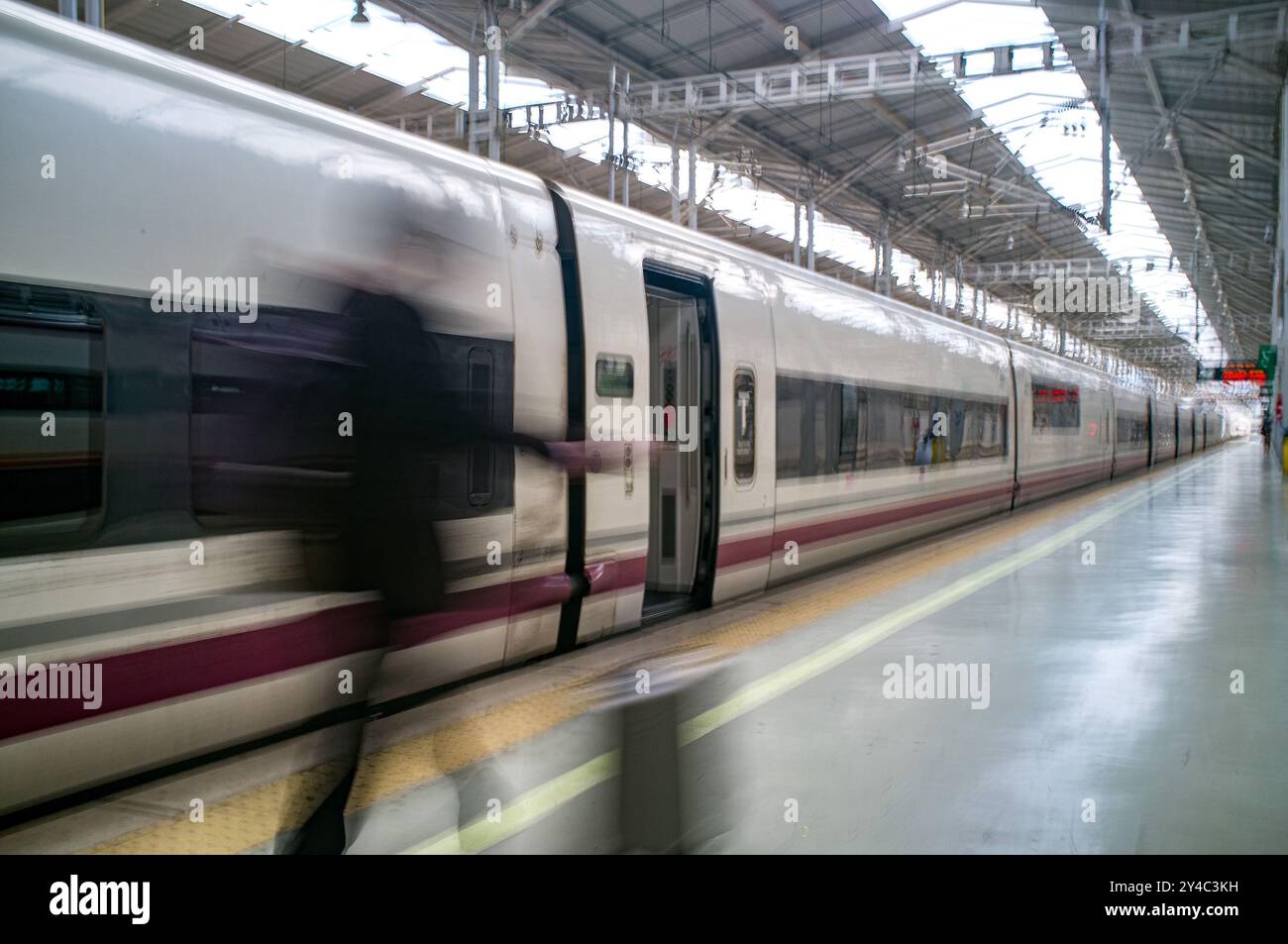 Langzeitaufnahme der Bewegung eines Hochgeschwindigkeitszuges AVE am Bahnhof Maria Zambrano in Malaga, das dynamische Reisen und moderne tr unterstreicht Stockfoto