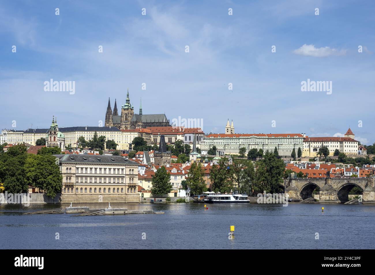 Panorama der berühmten Karlsbrücke und Prager Burg an einem sonnigen Tag Stockfoto