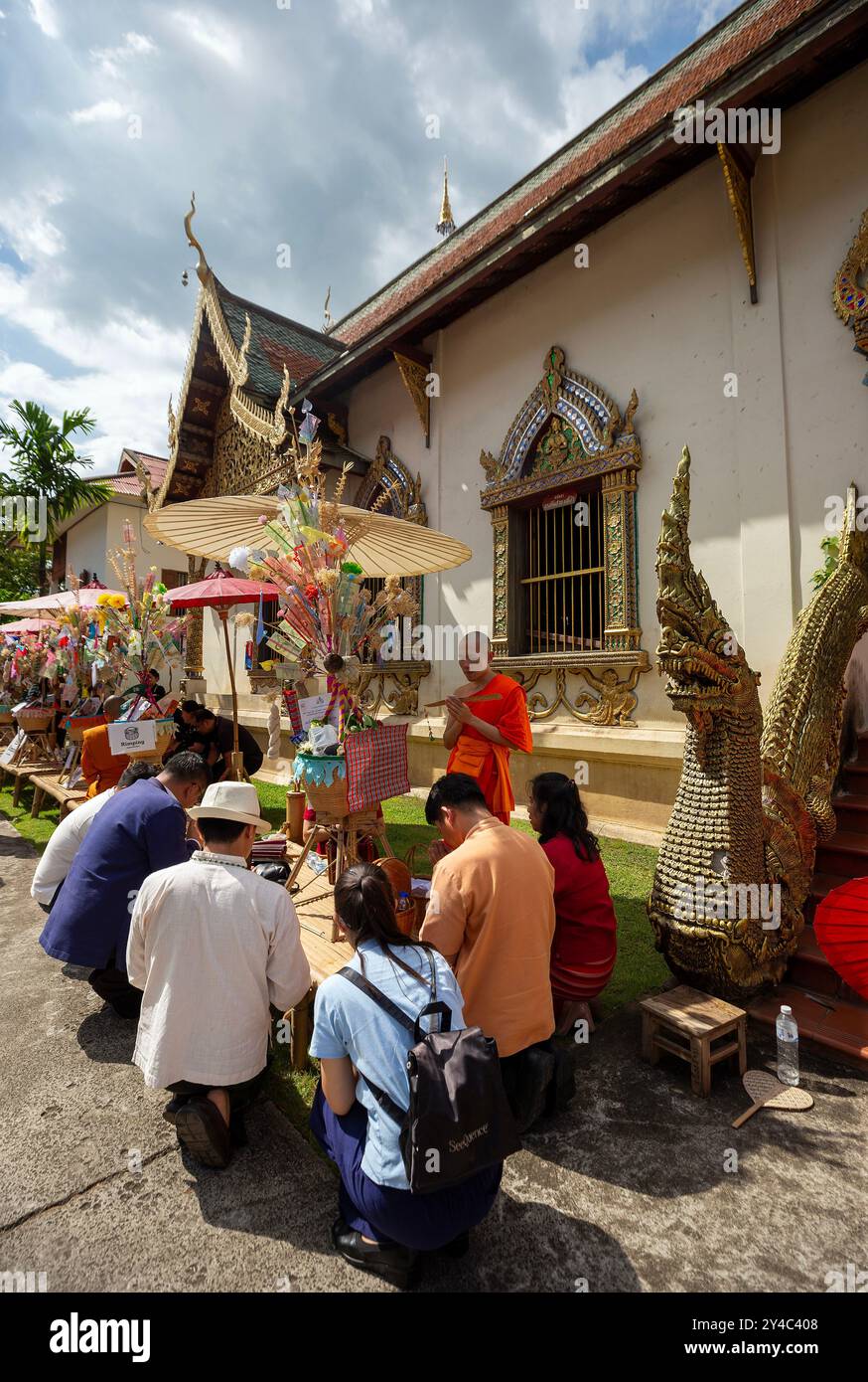 Ein Mönch schenkt den Gläubigen Segen, die das Festival im Wat Chiang man besuchen. „Tan Kuay Salak“ ist eine Tradition des Volkes der Lanna, Verdienste für den Verstorbenen zu machen. Es findet am Ende der Regenzeit (September-Oktober) statt. Die Dorfbewohner bereiten Geschenke wie Speisen, Süßigkeiten, Früchte und Tagesartikel zu und legen sie in Behälter namens „Kuay Salak“, die aus gewebten Materialien hergestellt werden. Diese werden dann nach dem Zufallsprinzip gezogen und Mönchen oder Verdienstempfängern gegeben. Diese Zeremonie stellt eine gemeinsame Verdienste zwischen Lebenden und Verstorbenen dar, fördert Segnungen und fördert die Einheit innerhalb der Stockfoto