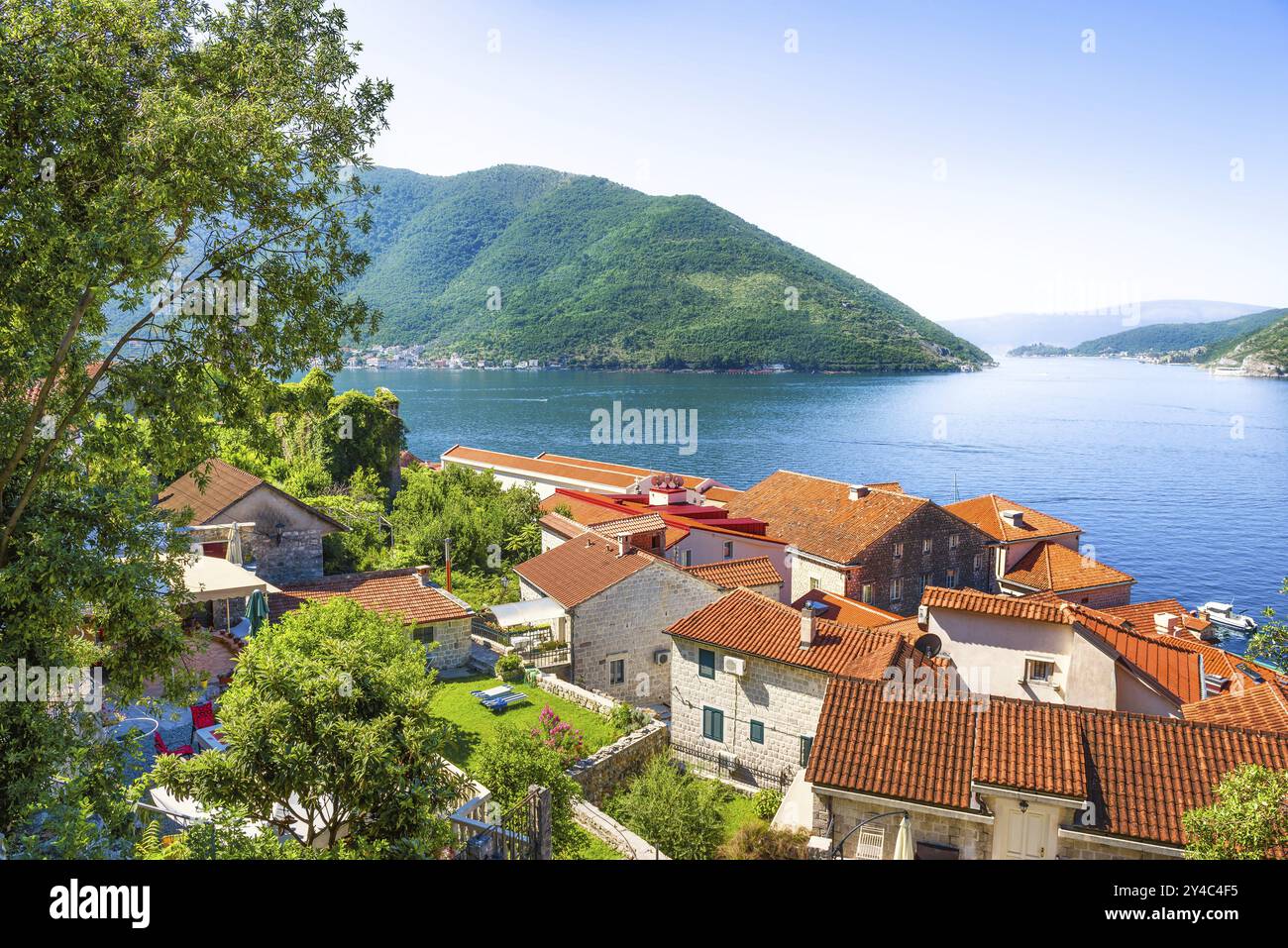 Redroof Häuser in Kotor mit Blick auf das Meer und die Berge Stockfoto