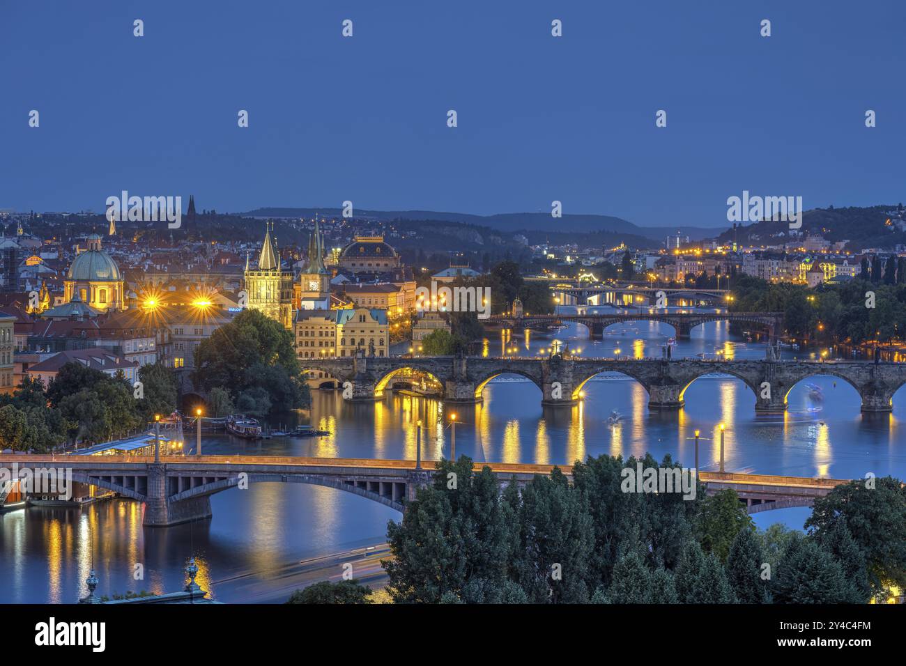 Die Brücken über die Moldau in Prag in der Abenddämmerung Stockfoto