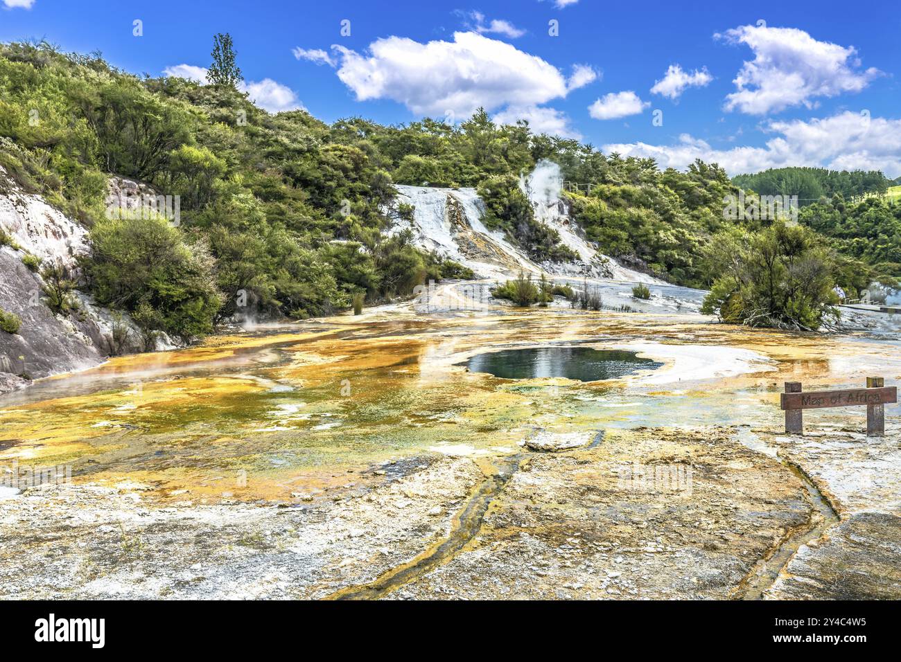 Aniwaniwa, Rainbow and Cascade Terrace im Orakei Korako Geyserland Resort am Ufer des Waikato Riveri in der Taupo Volcanic Zone im Norden I Stockfoto