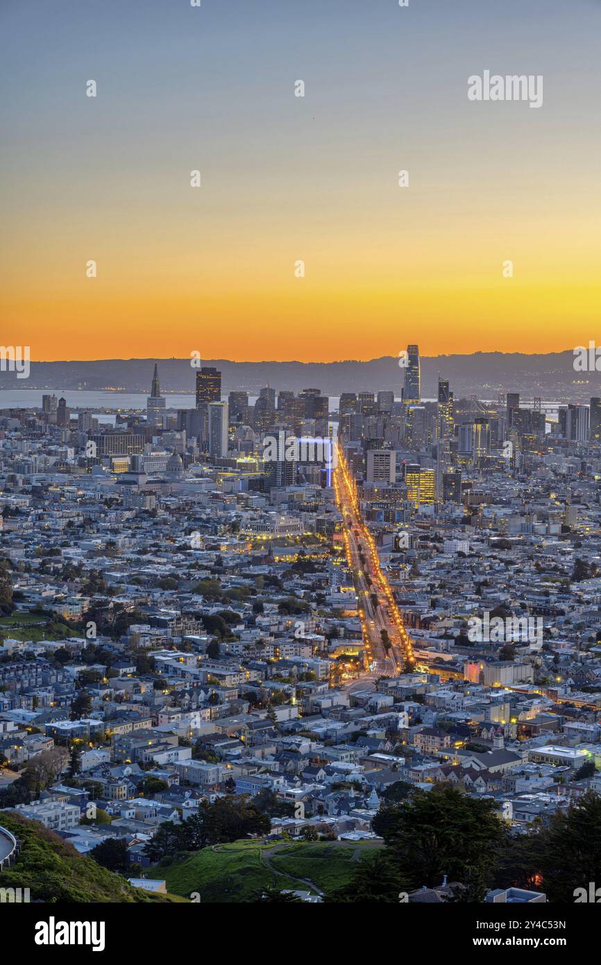 Market Street mit der Skyline des Stadtzentrums von San Francisco vor Sonnenaufgang Stockfoto