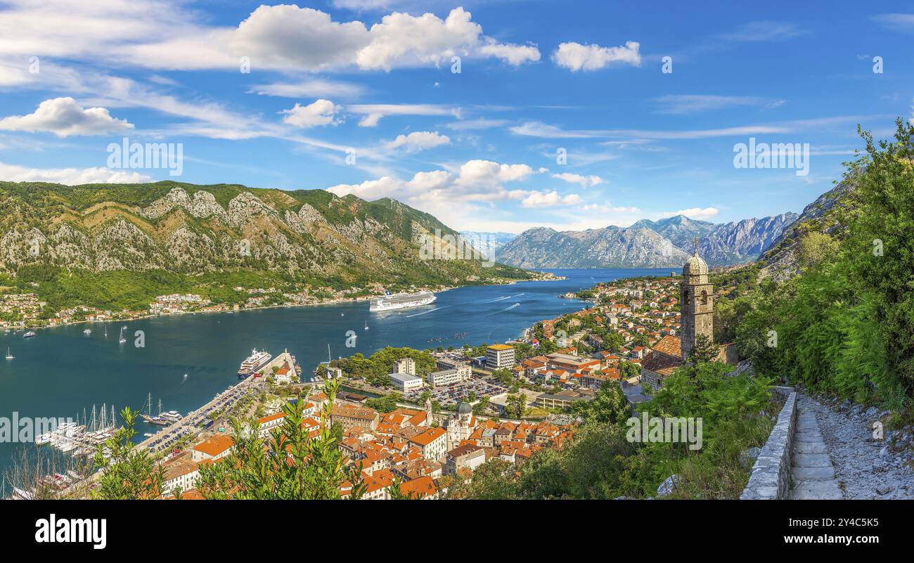 Blick auf die Bucht von Kotor an sonnigen Sommertagen Stockfoto