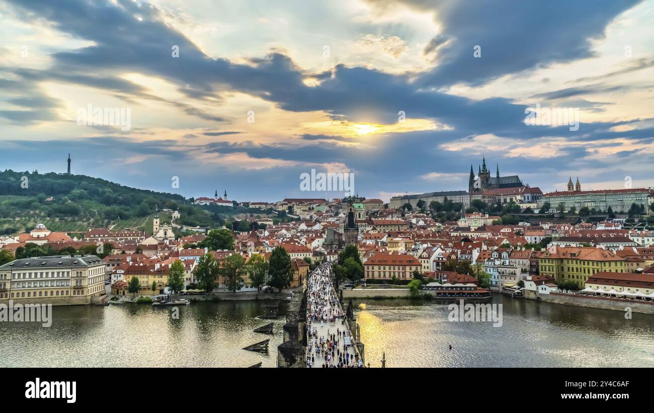 Blick auf die Karlsbrücke in Prag bei Sonnenuntergang von oben Stockfoto