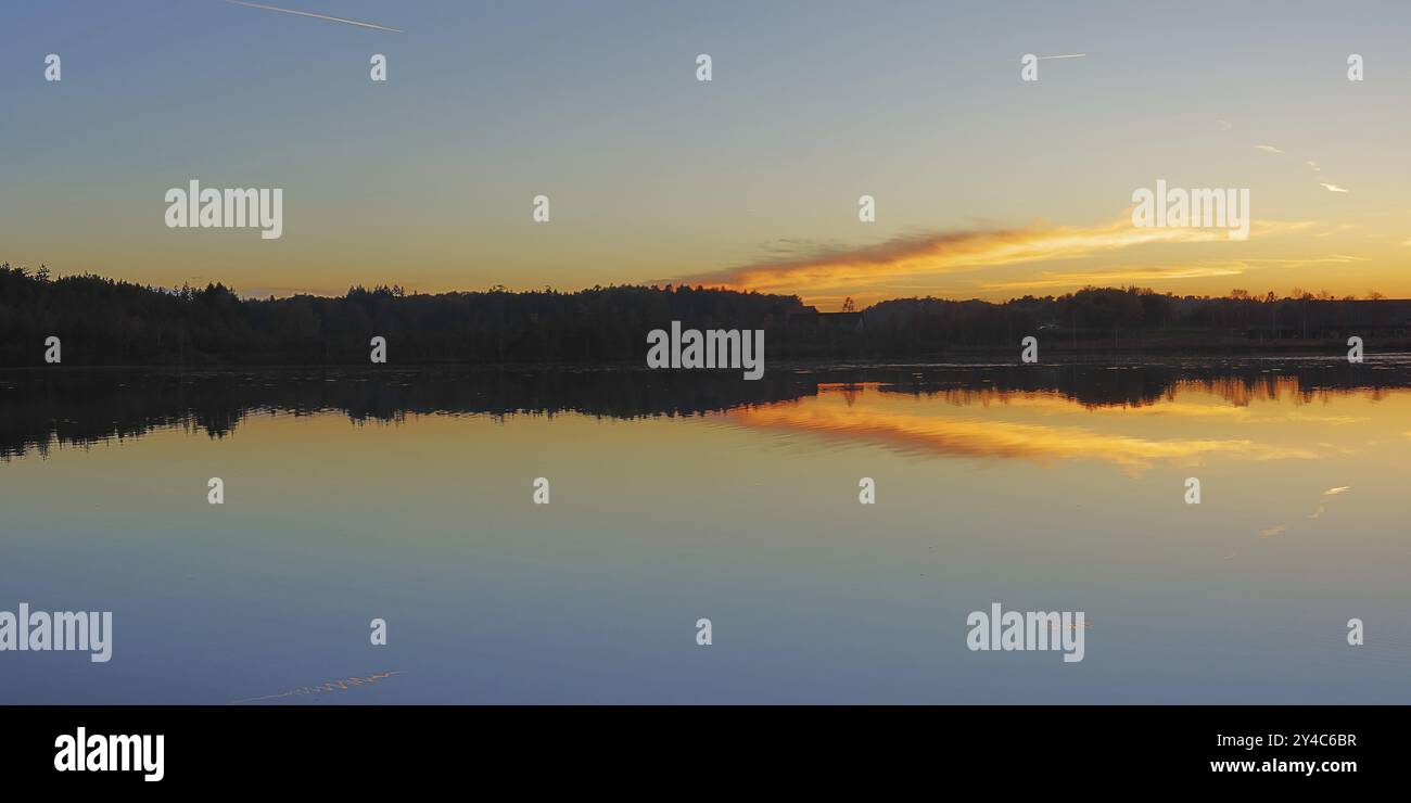 Licht- und Wolkenatmosphäre am Ufer Stockfoto