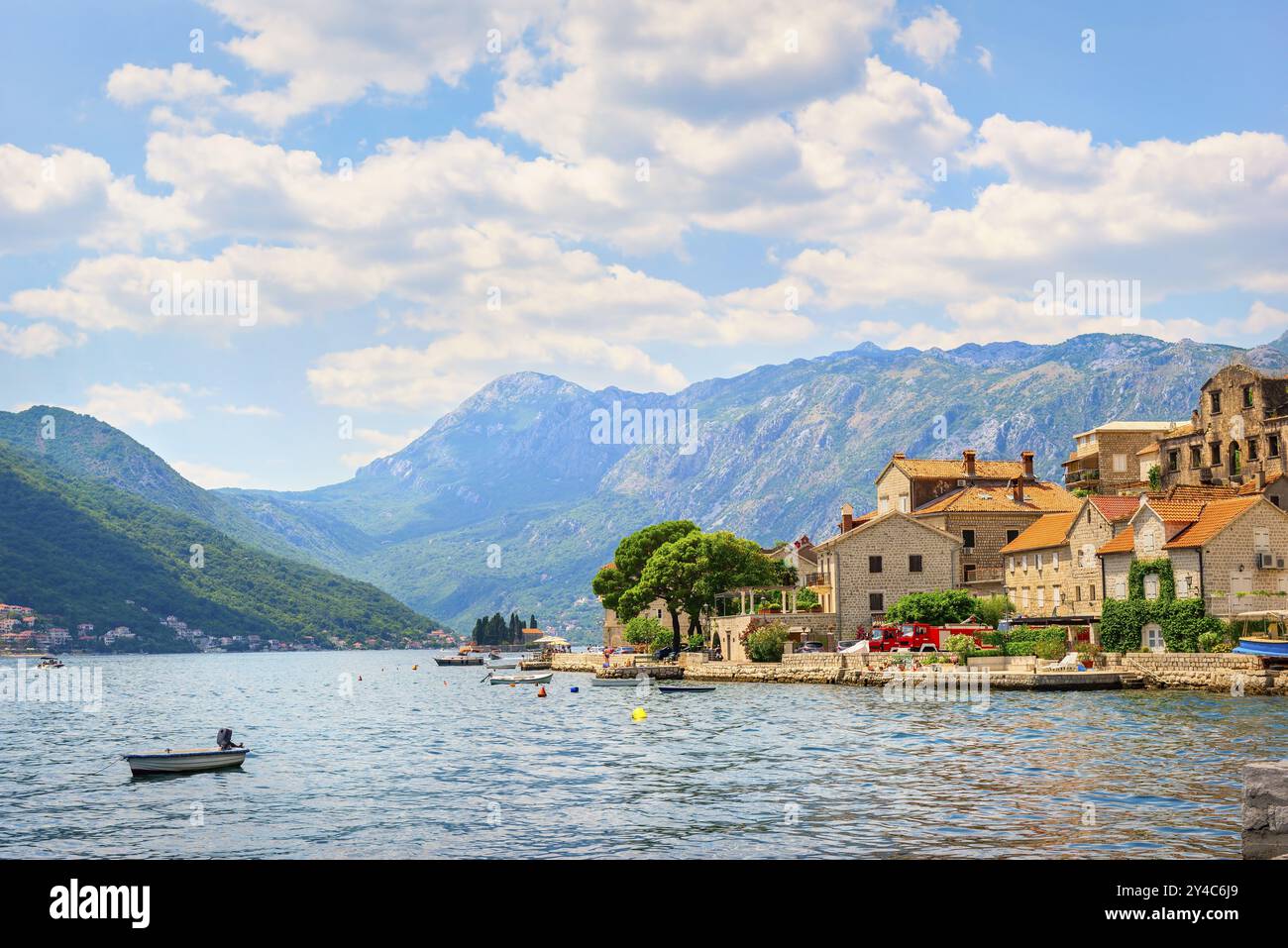 Sonniger Tag in Perast, der berühmten kleinen Stadt in Montenegro Stockfoto