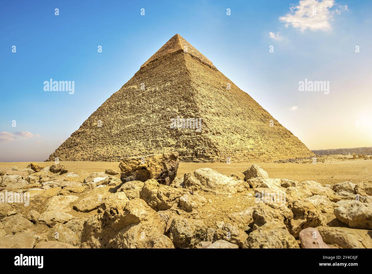 Blick auf die Khafre-Pyramide in der Wüste von Gizeh bei Sonnenuntergang, Ägypten, Afrika Stockfoto