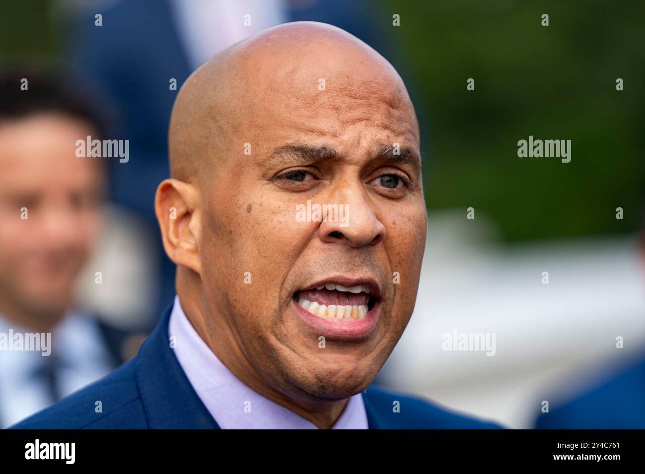 Washington, Usa. September 2024. Senator Cory Booker, D-NJ, spricht während einer Pressekonferenz mit anderen Senatsdemokraten vor einer Senatsabstimmung, die am Dienstag, den 17. September 2024, den Schutz der Bundesbehörden für in-vitro-Fertilisation (IVF) vor dem US-Kapitol in Washington, DC, kodifizieren würde. Foto: Bonnie Cash/UPI Credit: UPI/Alamy Live News Stockfoto