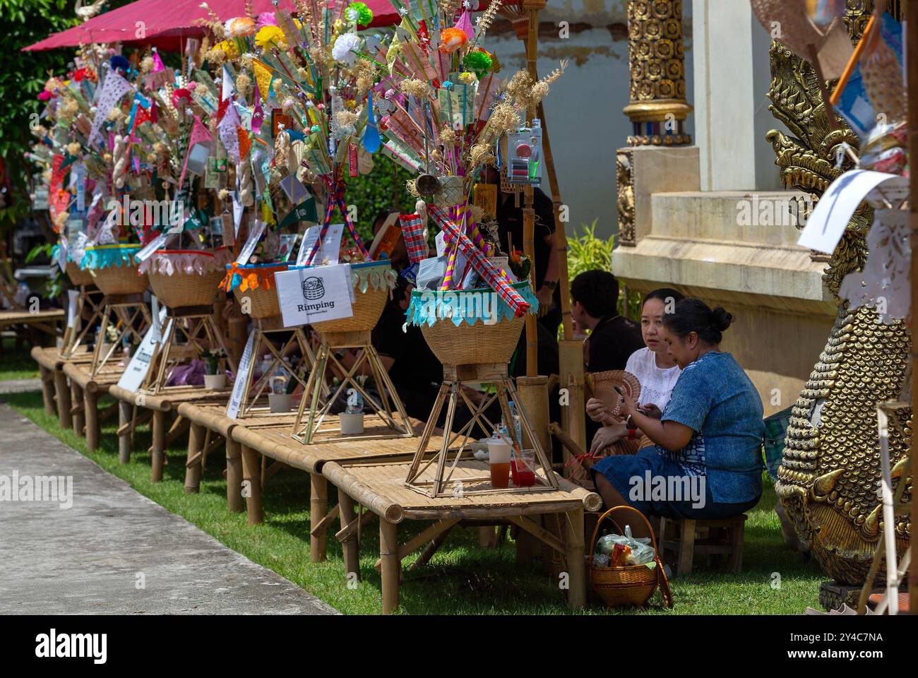 Die Gläubigen mit Opfergaben für Verdienste sind während des Festivals im Wat Chiang man anwesend. „Tan Kuay Salak“ ist eine Tradition des Volkes der Lanna, Verdienste für den Verstorbenen zu machen. Es findet am Ende der Regenzeit (September-Oktober) statt. Die Dorfbewohner bereiten Geschenke wie Speisen, Süßigkeiten, Früchte und Tagesartikel zu und legen sie in Behälter namens „Kuay Salak“, die aus gewebten Materialien hergestellt werden. Diese werden dann nach dem Zufallsprinzip gezogen und Mönchen oder Verdienstempfängern gegeben. Diese Zeremonie stellt eine gemeinsame Verdienste zwischen Lebenden und Verstorbenen dar, fördert Segnungen und fördert die Einheit wi Stockfoto