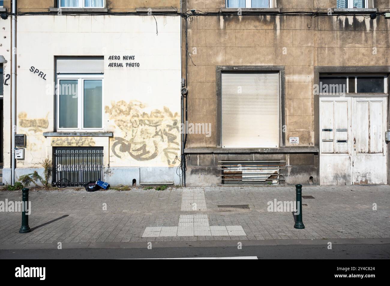 Koekelberg, Brüssel, Belgien 15. September 2024 - Wohngebäude mit schmutzigen und grungigen Hausfassaden Stockfoto Koekelberg, Brüssel, Belgien 15. September 2024 - Wohngebäude mit schmutzigen und grungigen Hausfassaden Stockfoto