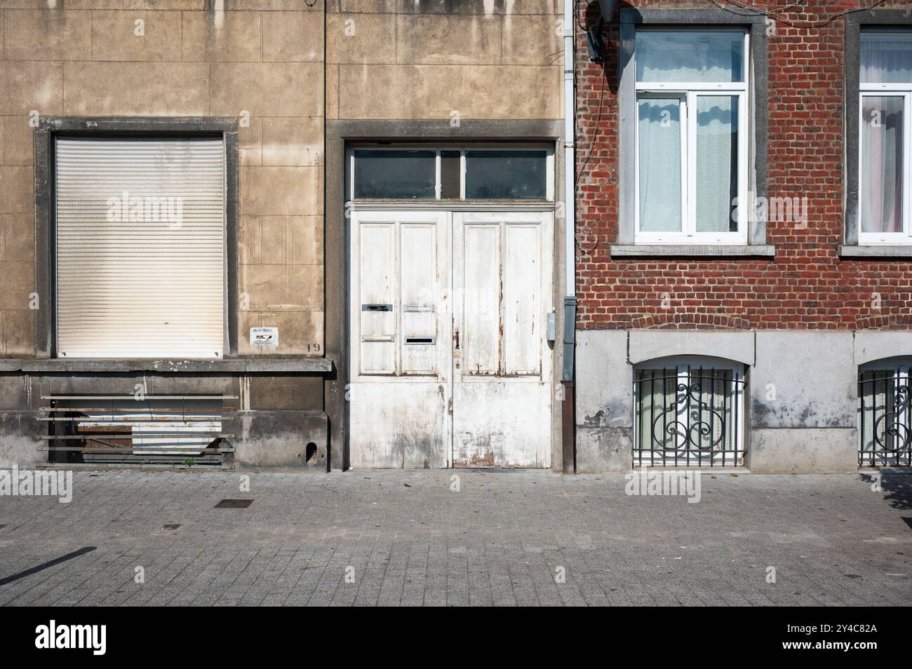 Koekelberg, Brüssel, Belgien 15. September 2024 - Wohngebäude mit schmutzigen und grungigen Hausfassaden Stockfoto Koekelberg, Brüssel, Belgien 15. September 2024 - Wohngebäude mit schmutzigen und grungigen Hausfassaden Stockfoto