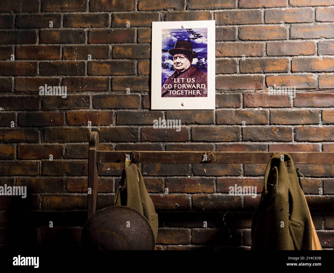 Winston Churchill Poster, Tunnel, die als Luftschutzbunker genutzt wurden, in den Mauern von Cardiff Castle, Cardiff, England, GB. Stockfoto