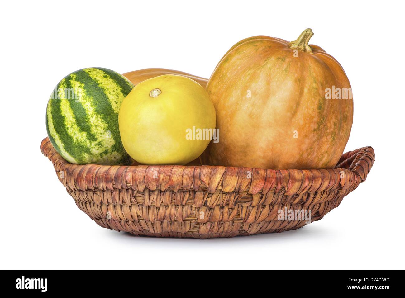 Korb mit Gemüse auf einem weißen Hintergrund isoliert Stockfoto