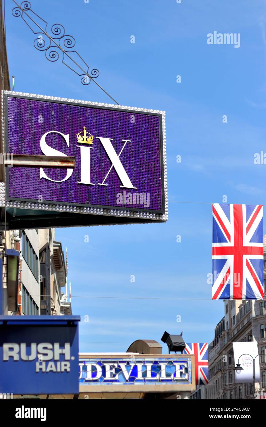 Six, britische Musikkomödie, im Vaudeville Theatre on the Strand in Westminster, London, Großbritannien Stockfoto