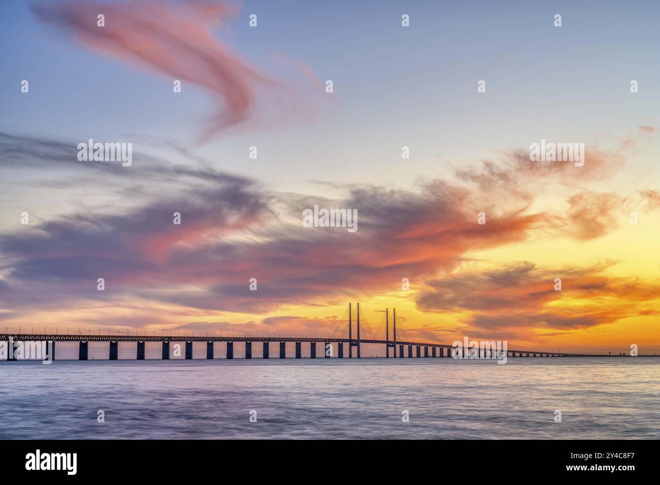 Die berühmte Oeresund-Brücke zwischen Dänemark und Schweden nach einem spektakulären Sonnenuntergang Stockfoto