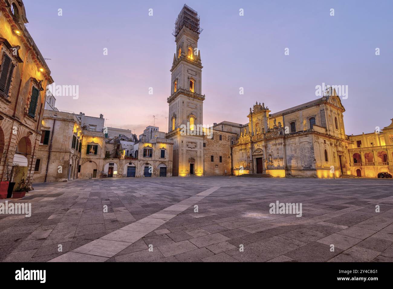 Die leere Piazza del Duomo in Lecce, Italien, vor Sonnenaufgang, Europa Stockfoto