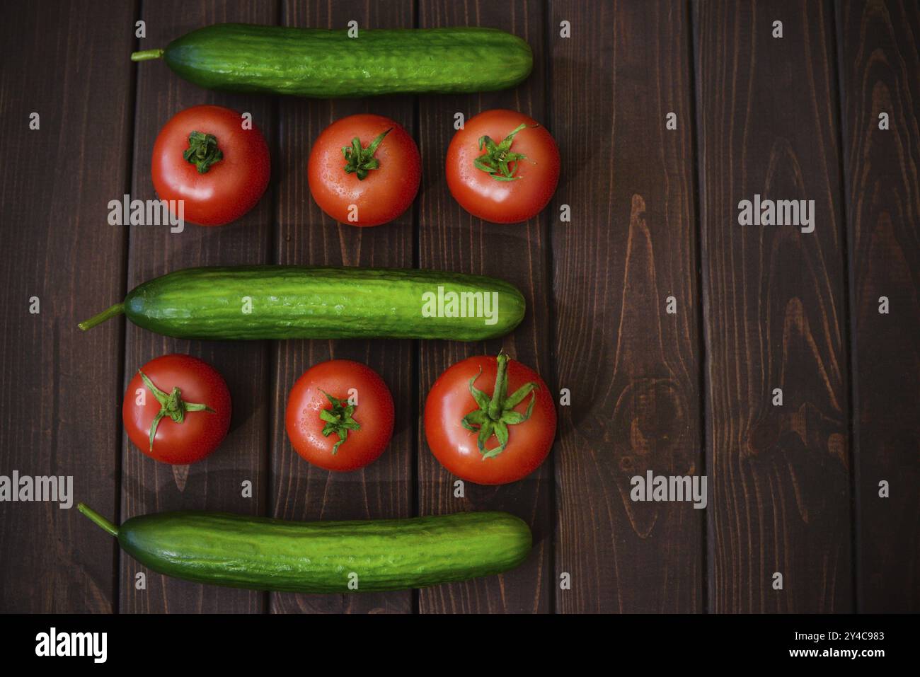 Tomaten und Gurken, das beste traditionelle Gemüse mit niedrigem Kaloriengehalt für die Leichtigkeit und Gesundheit Ihres Organismus Stockfoto