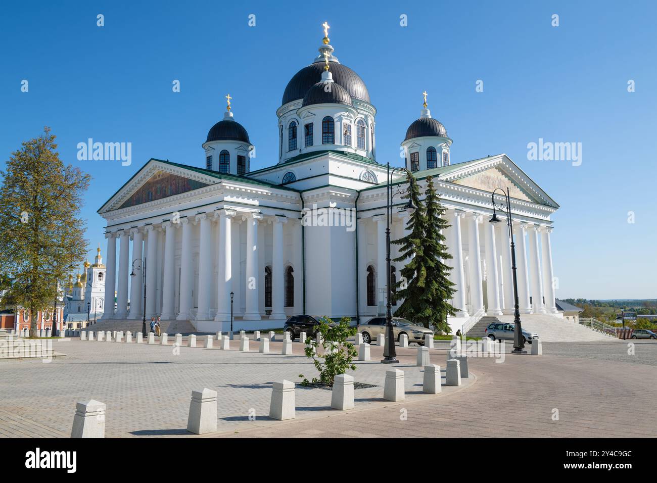 Blick auf die alte Kathedrale der Auferstehung Christi an einem sonnigen Septembertag. Arzamas, Russland Stockfoto