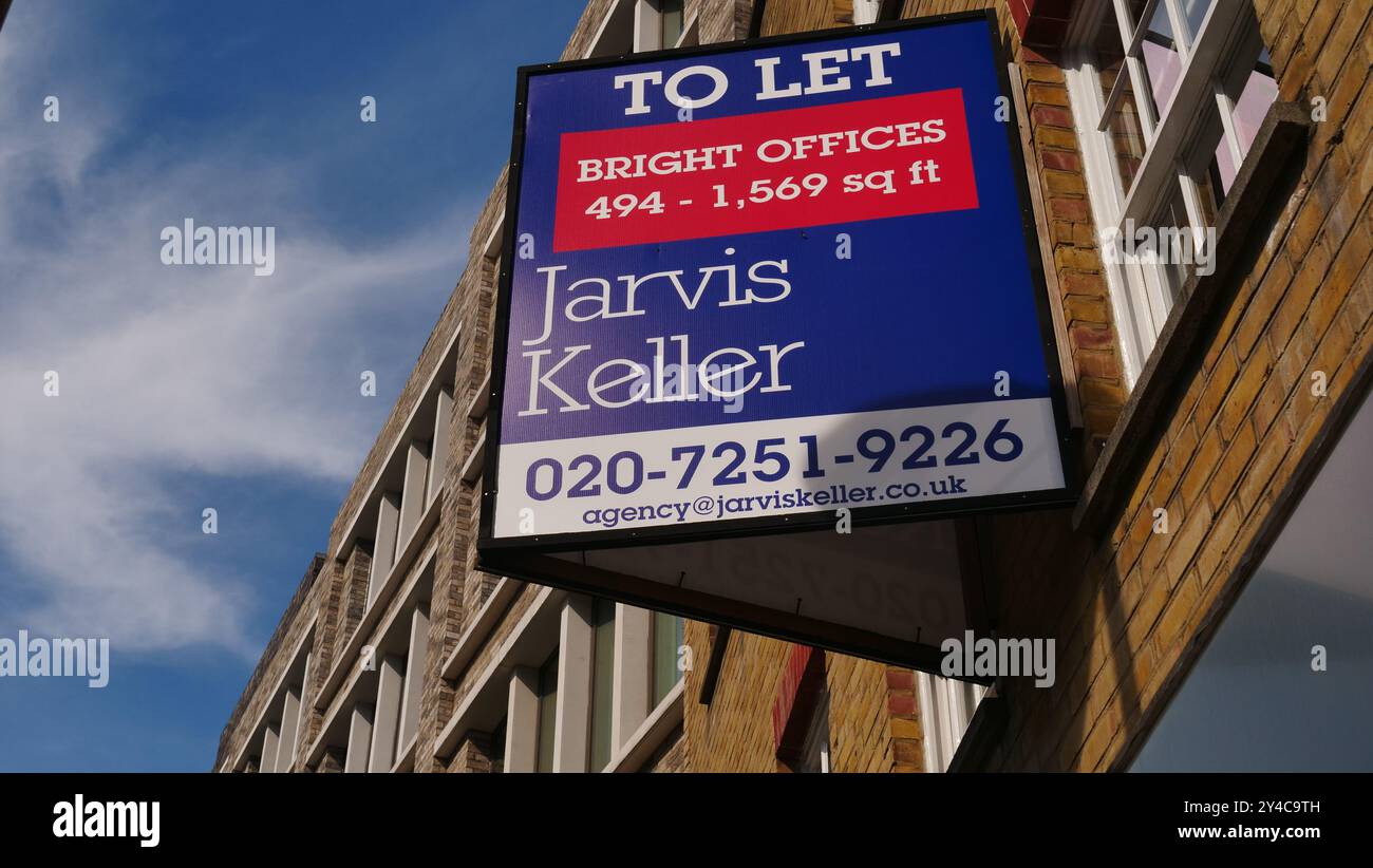 Geschäftsbüros und Geschäfte in der Cowcross Street, Farringdon, London. Stockfoto