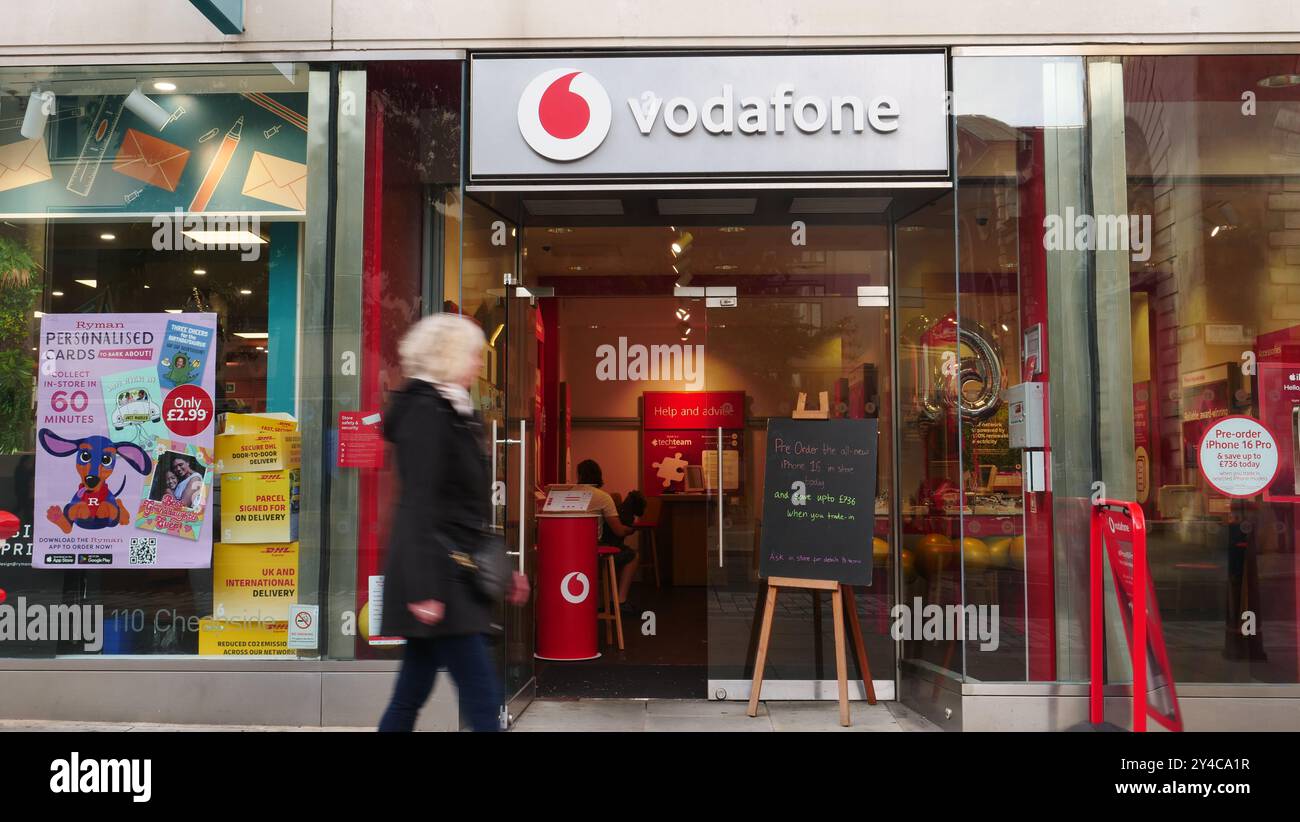 Pedetrianer gehen am Vodafone-Laden in Cheapside, London vorbei Stockfoto