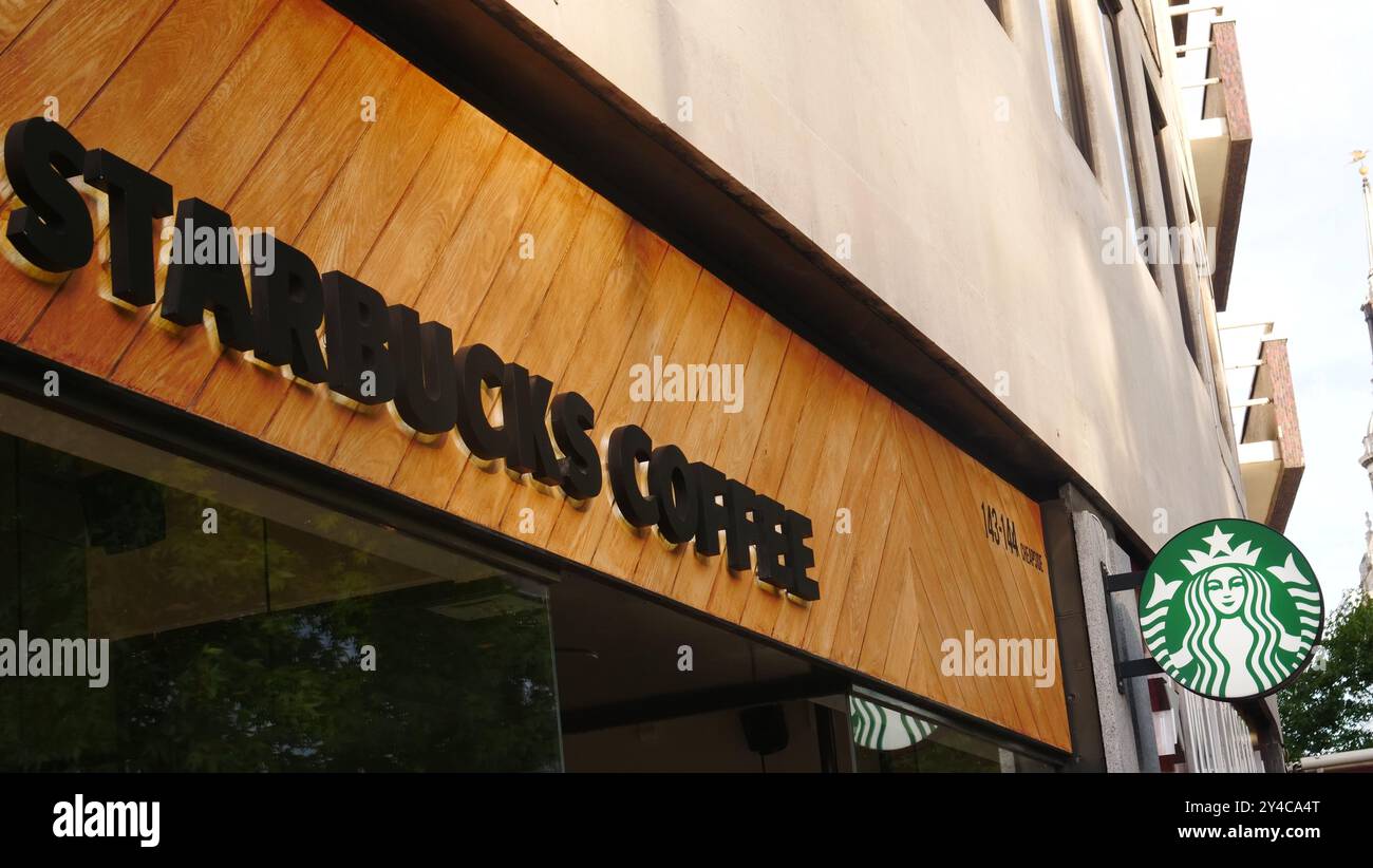 Ein Starbucks Café in Cheapside, London Stockfoto