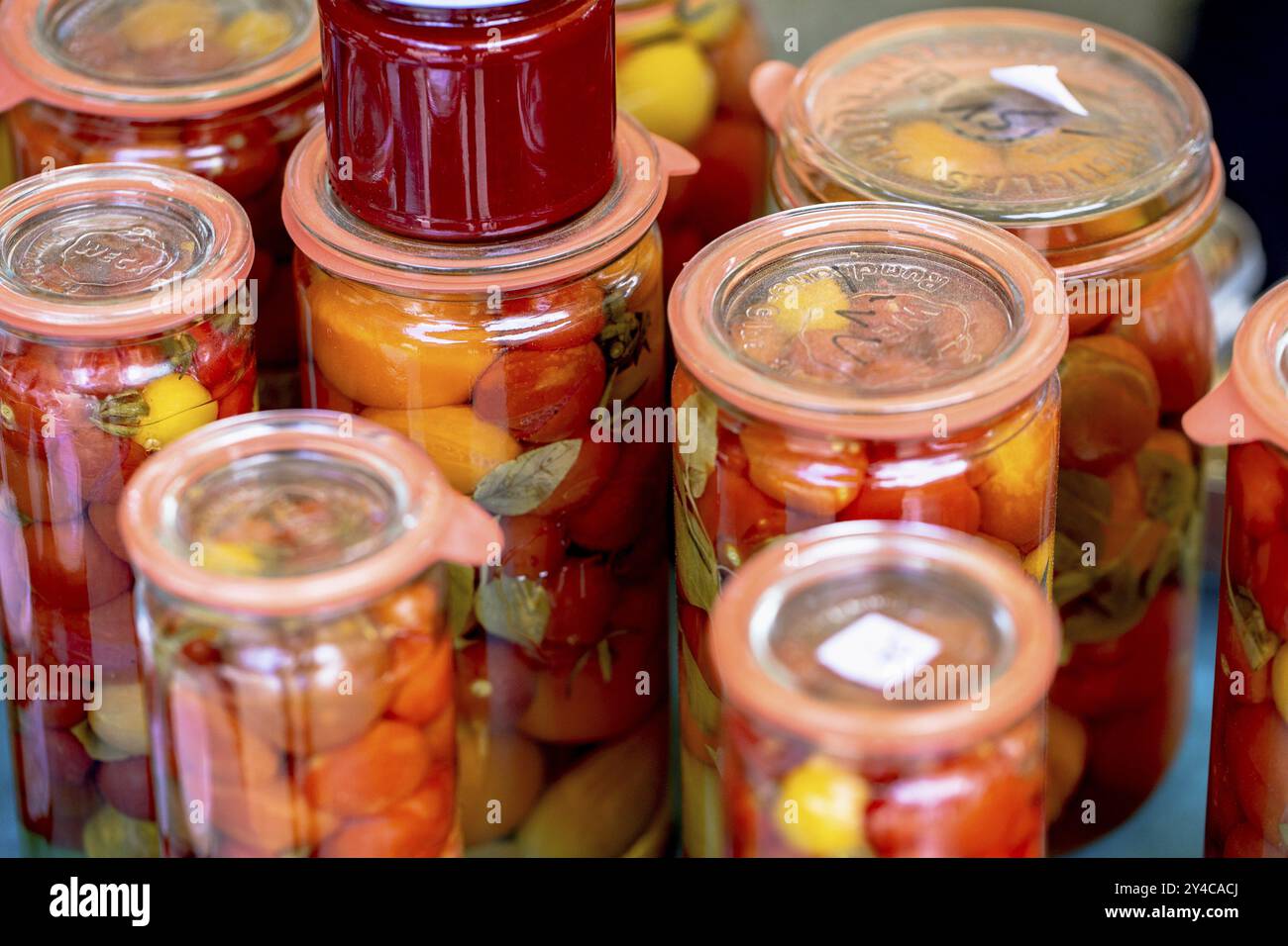 Bunte Tomaten in einem Einmachglas Stockfoto