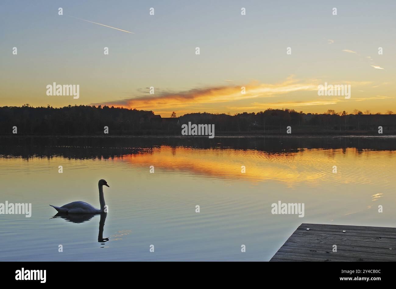 Licht- und Wolkenatmosphäre am Ufer Stockfoto