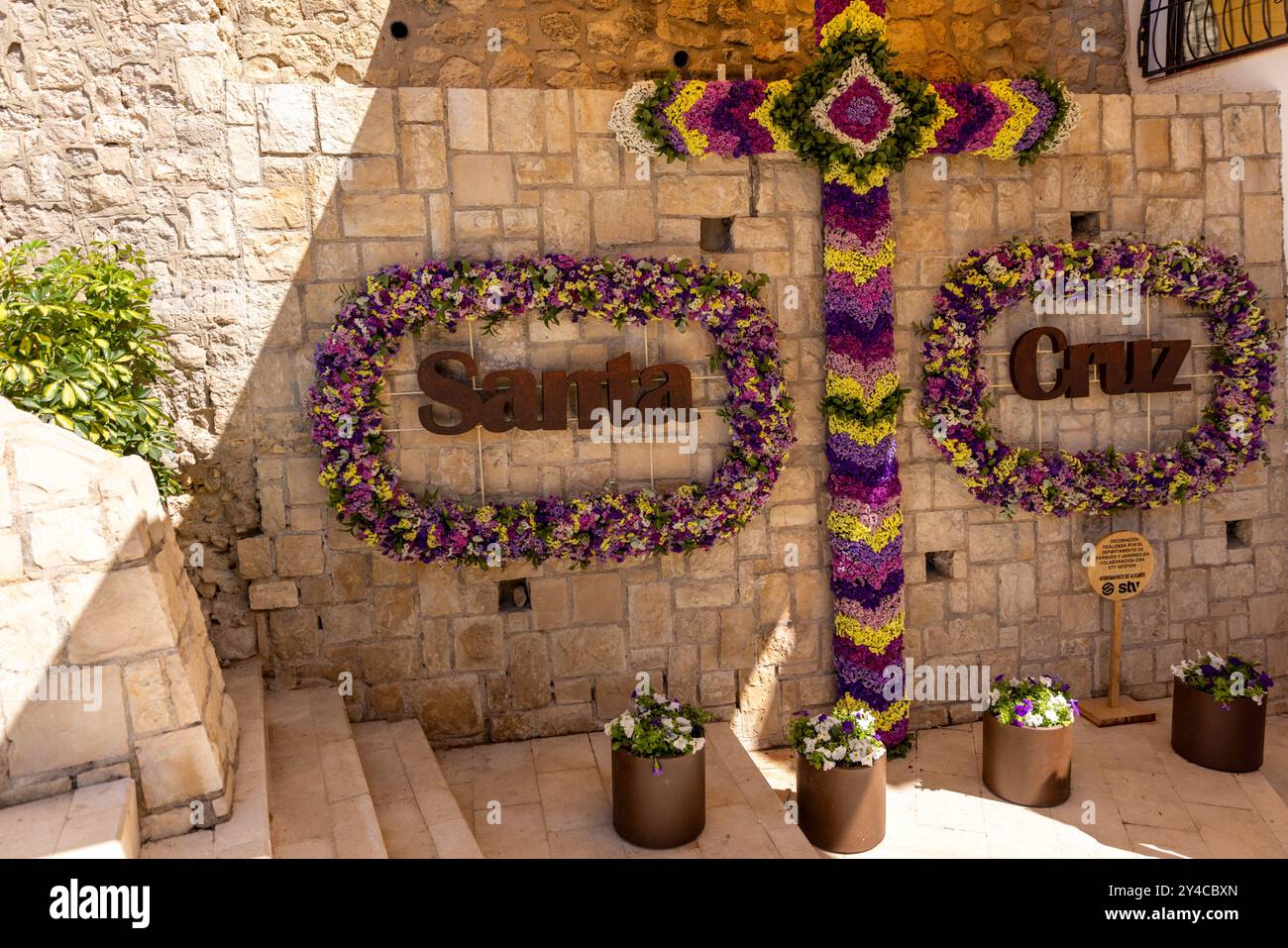 Fiestas Cruces de Mayo in den Straßen von Alicante, Spanien im Mai. Stockfoto