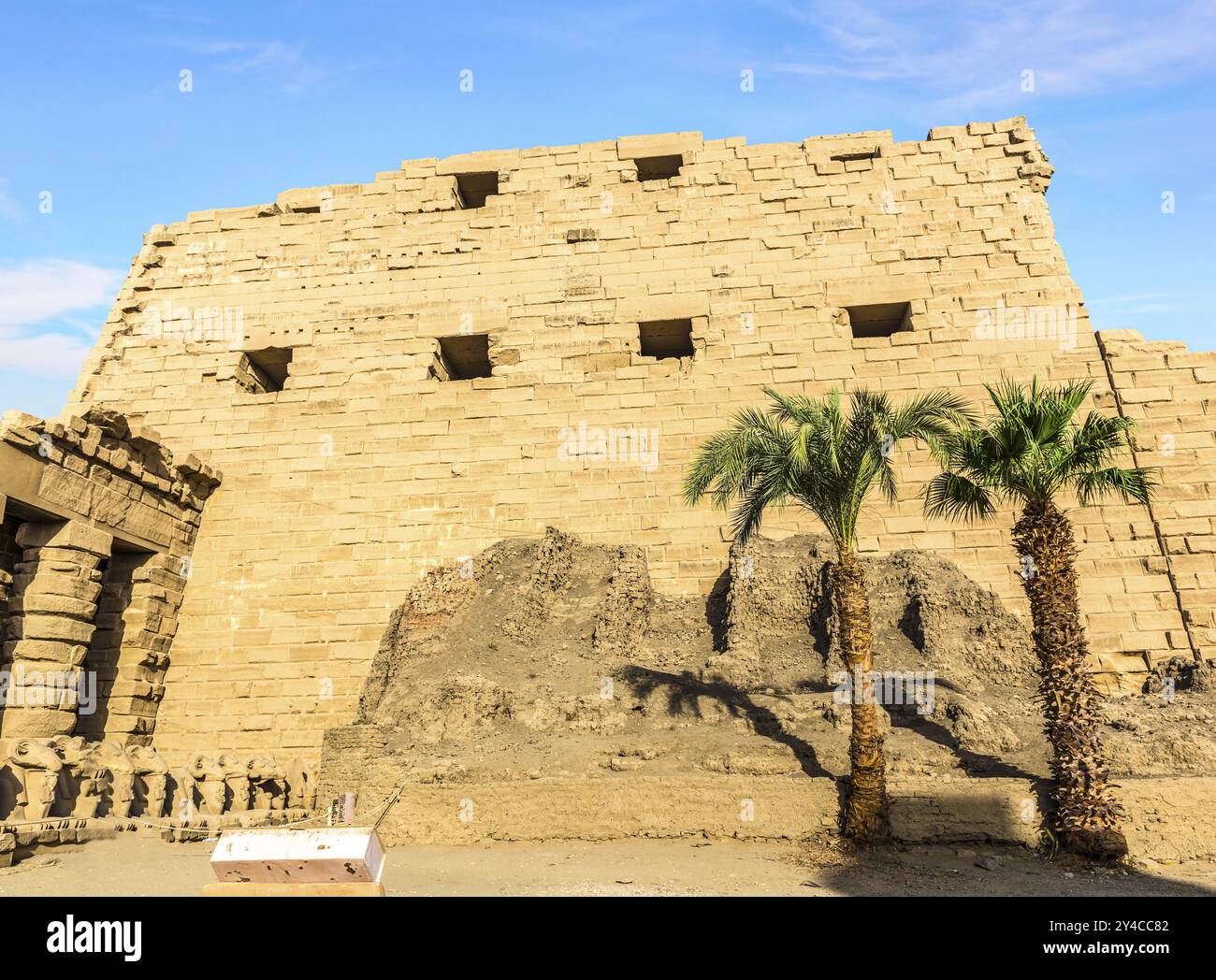 Die ruinierte Architektur des Karnak-Tempels in Luxor Stockfoto