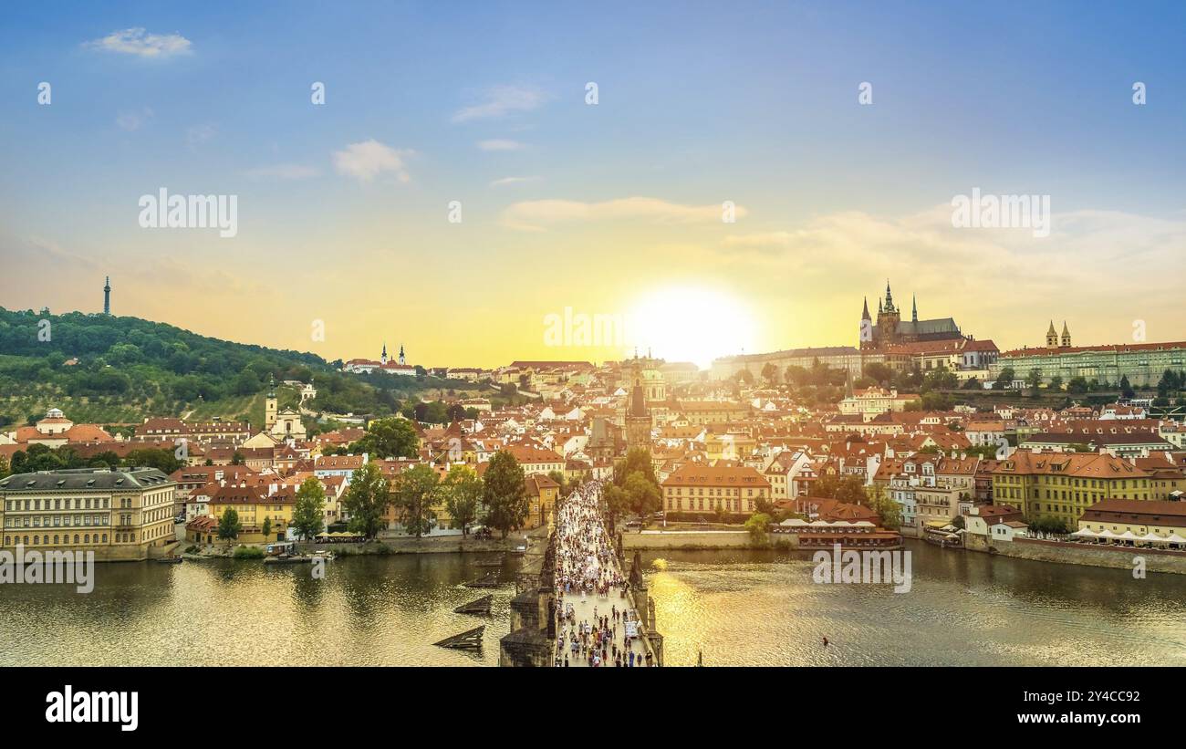 Altstadt in Prag bei Sonnenuntergang. Luftaufnahme Stockfoto