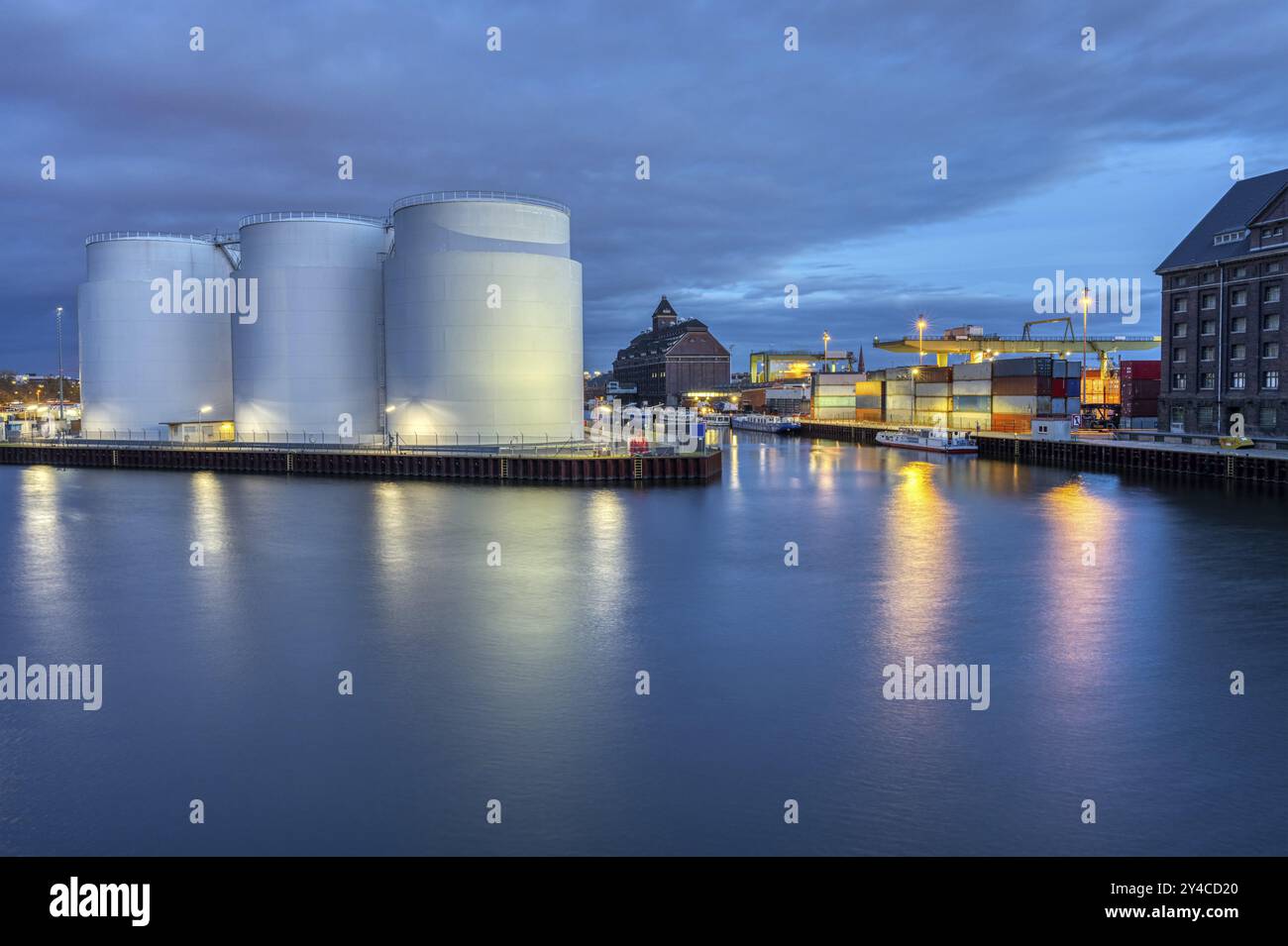 Lagertanks und Teil des Berliner Hafens bei Nacht Stockfoto