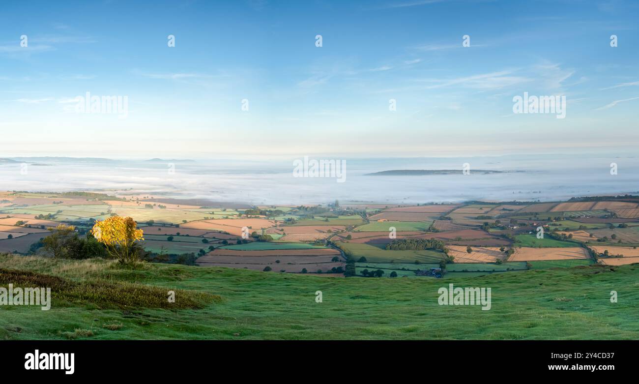 Ein Panoramablick vom Wrekin Hill in Telford, Shropshire, Großbritannien, über die Landschaft nach Westen in Richtung der Welsh Hills an einem nebeligen Morgen Stockfoto