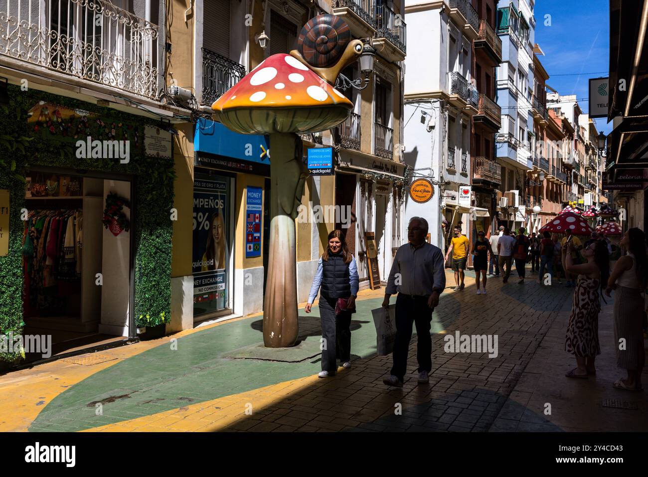 San Francisco Street, auch bekannt als Carrer San Francisco, in Alicante, Spanien. Stockfoto