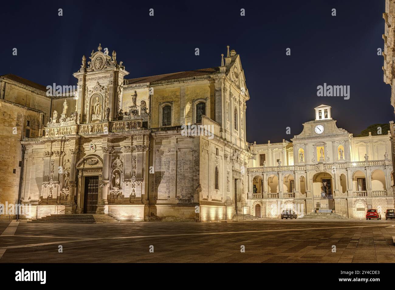 Die beeindruckende Piazza del Duomo in Lecce, Italien, nachts, ohne Menschen, Europa Stockfoto