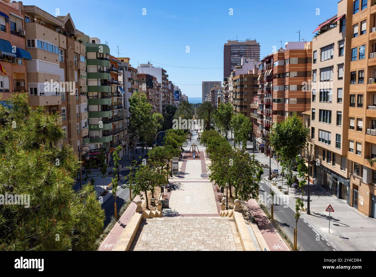 Eine breite, fußgängerfreundliche Straße in Alicante, Spanien, ist ein Beispiel für die Einbeziehung von Grünflächen und Fußgängerzonen in die Stadtplanung. Stockfoto