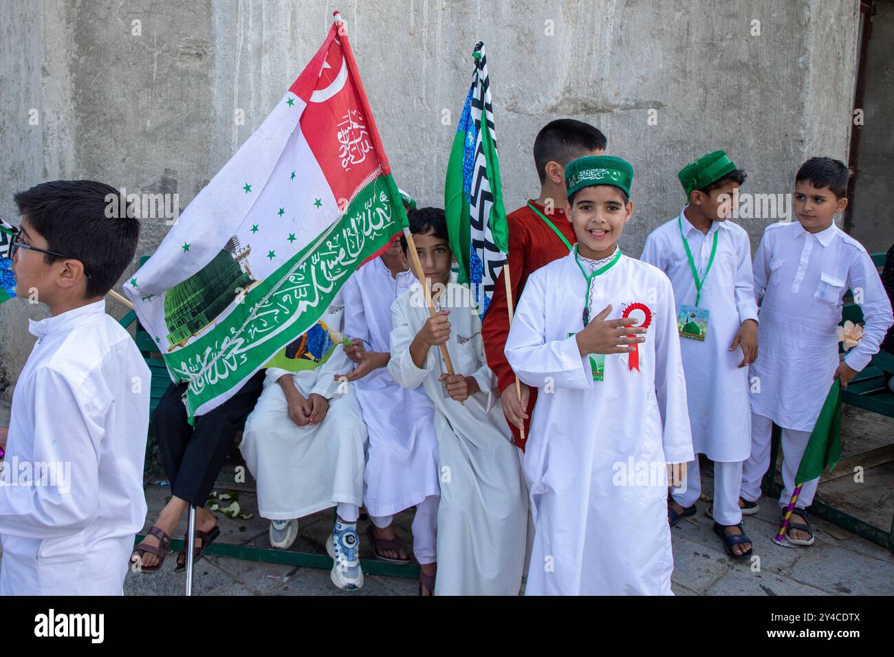 Srinagar, Indien. September 2024. Kaschmirs muslimische Schulkinder halten islamische Fahnen, während sie an einer religiösen Prozession anlässlich der Eid-e-Milad teilnehmen, um den Geburtstag des Propheten Mohammed (PBUH) am Stadtrand von Srinagar zu gedenken. EID-e-Milad-un-Nabi, oder (Mawlid), ist das islamische fest, das den Geburtstag des Propheten Mohammed (PBUH) feiert, der am 12. Tag von Rabi-ul-Awwal, dem dritten Monat des islamischen Kalenders im Jahr 571 n. Chr., in der Saudi-arabischen Stadt Mekka geboren wurde (Foto: Faisal Bashir/SOPA Images/SIPA USA) Credit: SIPA USA/Alamy Live News Stockfoto