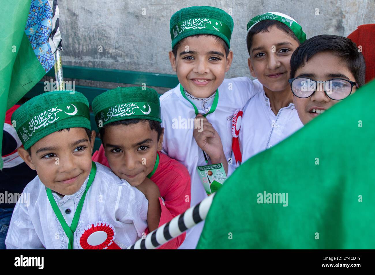 Srinagar, Indien. September 2024. Kaschmiri muslimische Schulkinder posieren für ein Foto, während sie an einer religiösen Prozession anlässlich von Eid-e-Milad teilnehmen, um den Geburtstag des Propheten Mohammed (PBUH) in den Randbezirken von Srinagar zu gedenken. EID-e-Milad-un-Nabi, oder (Mawlid), ist das islamische fest, das den Geburtstag des Propheten Mohammed (PBUH) feiert, der am 12. Tag von Rabi-ul-Awwal, dem dritten Monat des islamischen Kalenders im Jahr 571 n. Chr., in der Saudi-arabischen Stadt Mekka geboren wurde (Foto: Faisal Bashir/SOPA Images/SIPA USA) Credit: SIPA USA/Alamy Live News Stockfoto