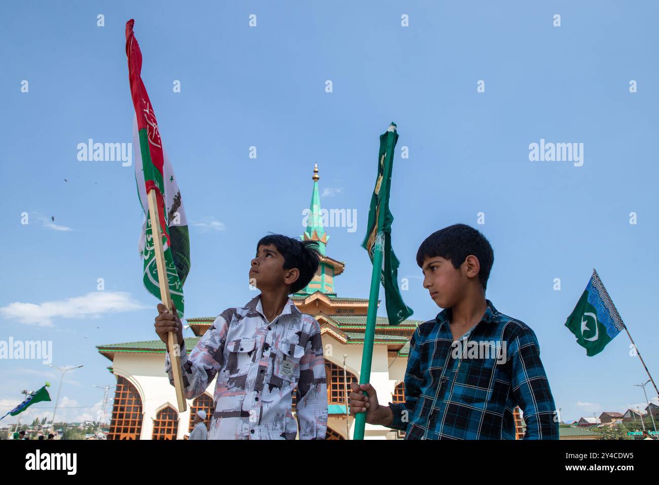 Srinagar, Indien. September 2024. Kaschmir-Muslime Kinder halten islamische Fahnen, während sie an einer religiösen Prozession anlässlich der Eid-e-Milad teilnehmen, um den Geburtstag des Propheten Mohammed (PBUH) in den Randbezirken von Srinagar zu gedenken. EID-e-Milad-un-Nabi, oder (Mawlid), ist das islamische fest, das den Geburtstag des Propheten Mohammed (PBUH) feiert, der am 12. Tag von Rabi-ul-Awwal, dem dritten Monat des islamischen Kalenders im Jahr 571 n. Chr., in der Saudi-arabischen Stadt Mekka geboren wurde (Foto: Faisal Bashir/SOPA Images/SIPA USA) Credit: SIPA USA/Alamy Live News Stockfoto