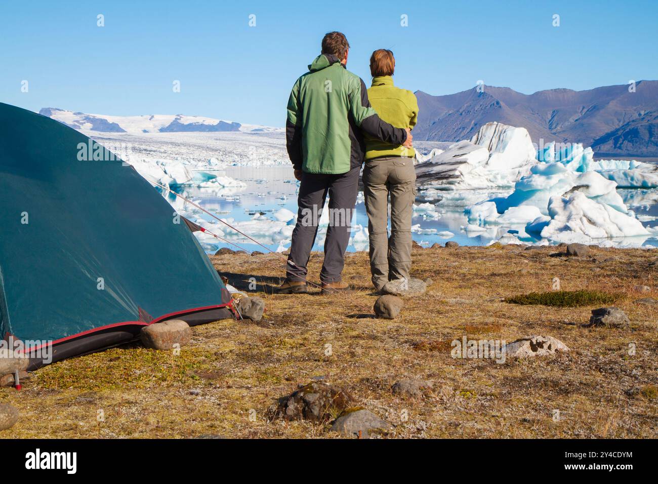 Ein Paar auf einem Trekkingausflug in island an der Gletscherlagune von Jökulsarlson Stockfoto