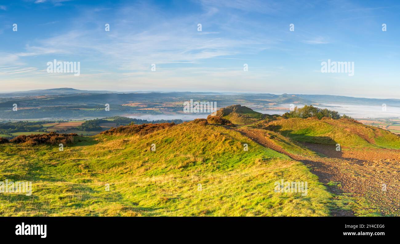 Ein Panoramablick vom Gipfel des Wrekin Hill in Shropshire, Großbritannien, mit Blick nach Süden in Richtung Brown Clee Hill Stockfoto