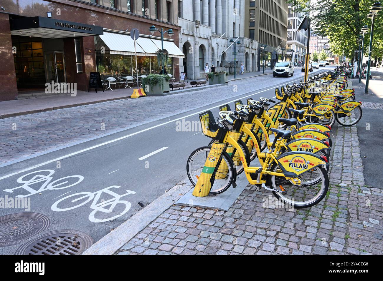 Helsinki, Finnland - 25. Juli 2024: Fahrradparkplatz auf der Straße von Helsinki Stockfoto