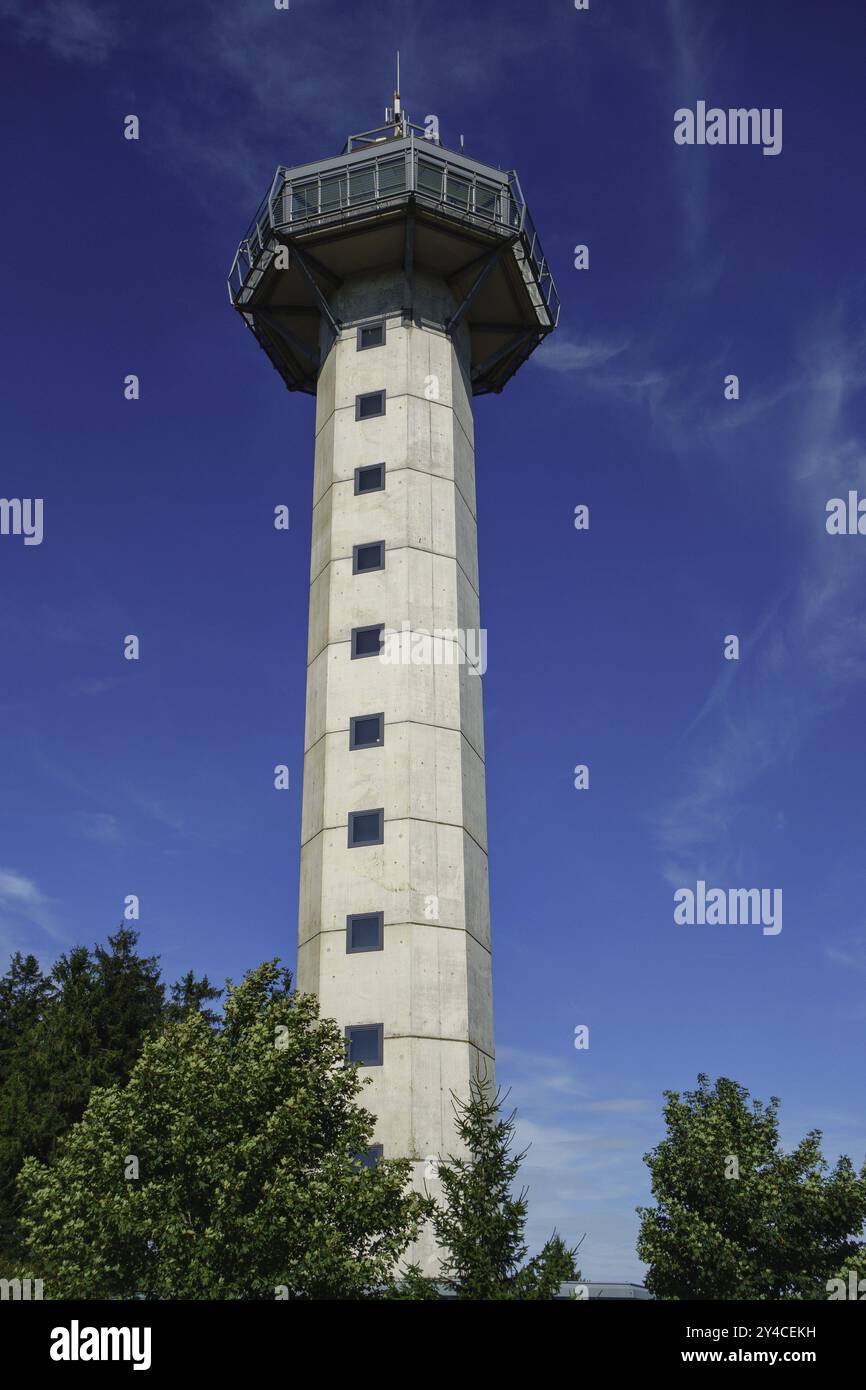 Großer Betonaussichtsturm mit quadratischen Fenstern vor klarem blauem Himmel, willingen, sauerland, deutschland Stockfoto