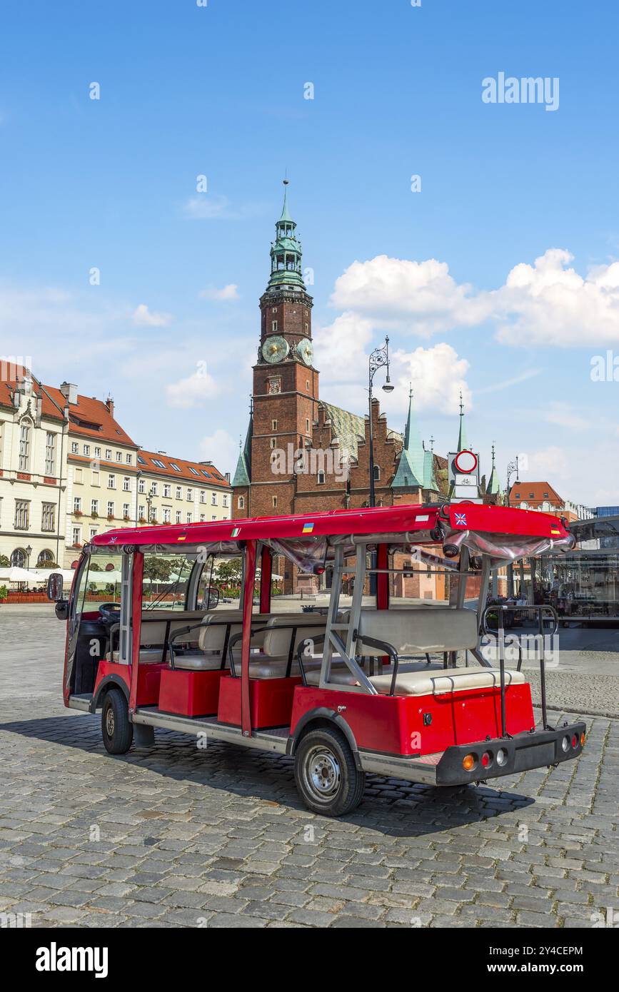Touristisches Öko-Auto auf dem Marktplatz in Breslau, Polen, Europa Stockfoto
