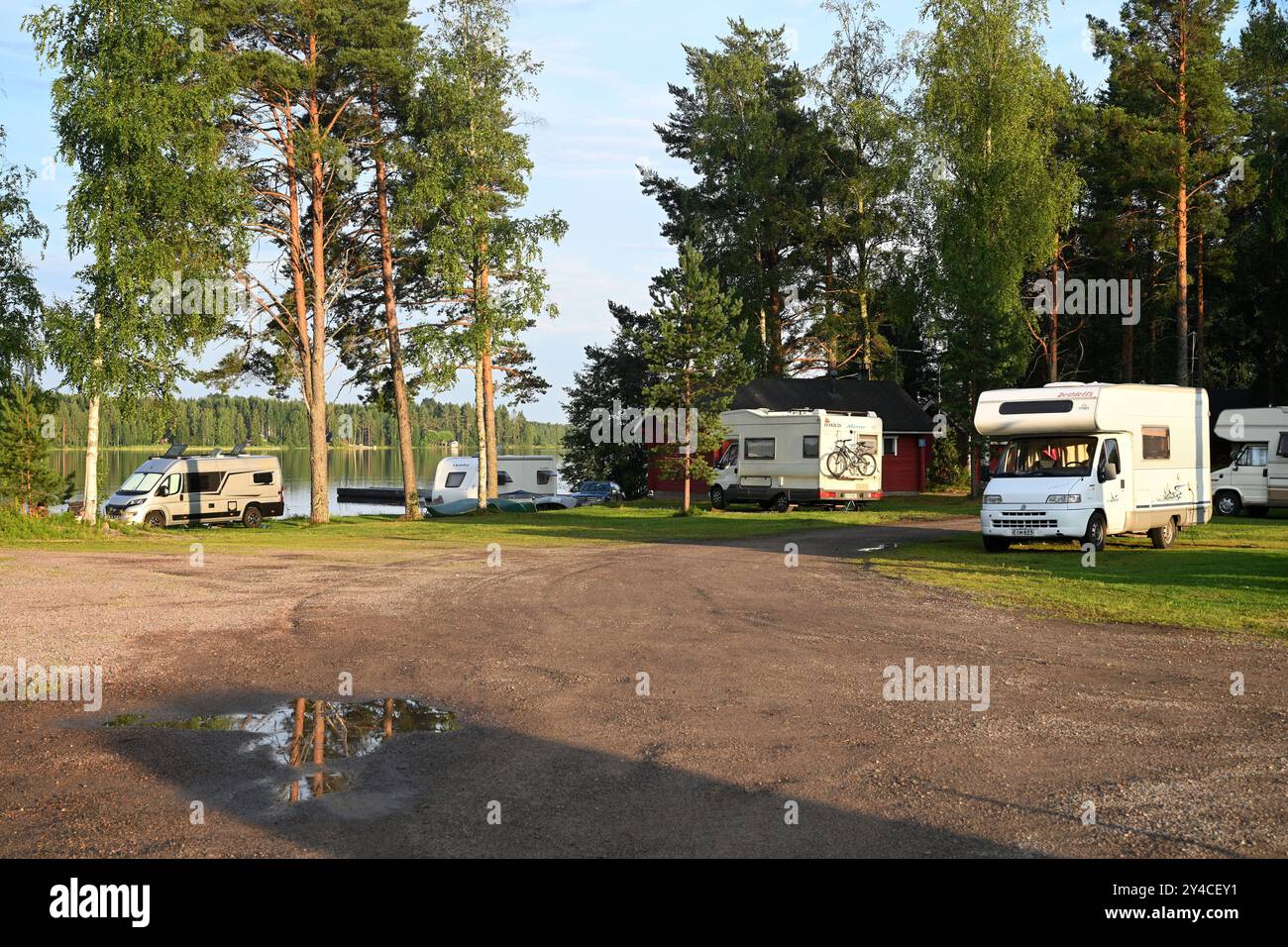 Pyhajarvi, Finnland - 25. Juli 2024: Campingplatz auf dem Pyhajarvi-See im Süden der Region Nord-Ostrobothnia, Finnland. Stockfoto