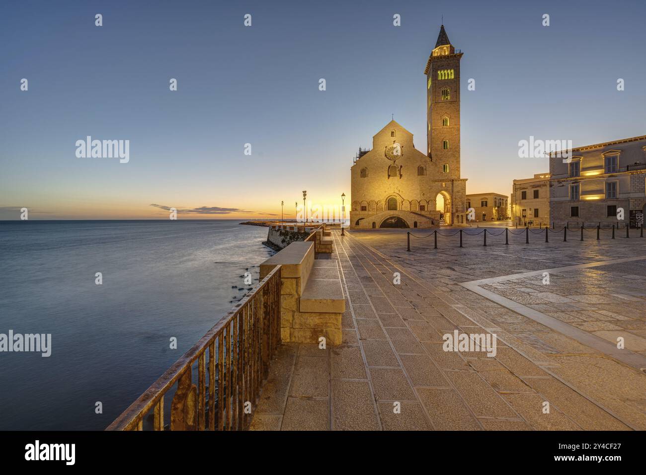 Die Piazza Duomo mit der berühmten Kathedrale in Trani vor Sonnenaufgang Stockfoto