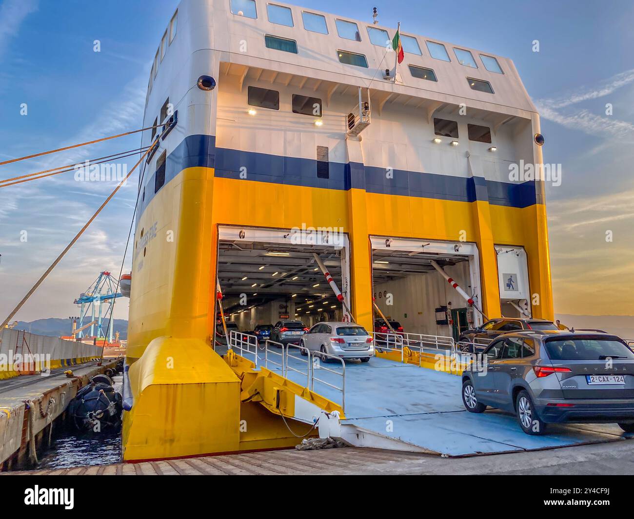 Vado Ligure, Savona, Italien - 31. August 2024: Autos gehen an Bord der Fähre Mega Express Five von Corsica Ferries nach Bastia, Korsika Stockfoto