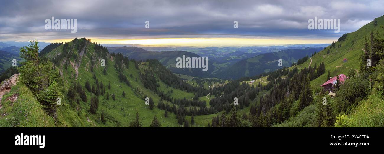 Panoramablick von der Nagelfluhkette auf die Voralpen, Nagelfluhkette, Allgäu. Die Hütte des Alpenvereins befindet sich auf der rechten Seite Stockfoto