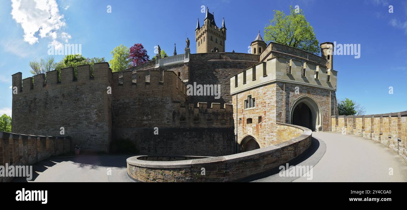 Die Auffahrt zum Schloss Hohenzollern, die eine einfache Verteidigung ermöglichte und einzigartig ist. Mehrere Tortürme und Tunnel sowie Zugbrücken mit Graben m Stockfoto