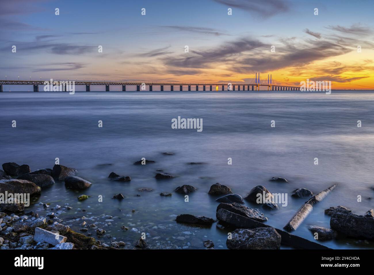 Die berühmte Oeresund-Brücke zwischen Dänemark und Schweden in der Abenddämmerung Stockfoto